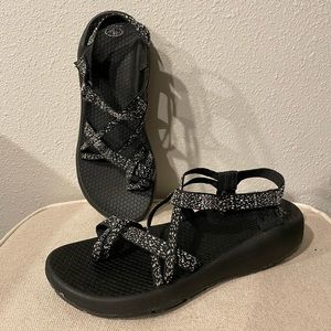 Womens size 10 velcro sandal black